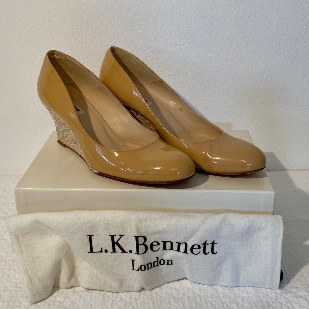 LK BENNETT Zella Neutral Taupe Patent Leather Raffia Trim Wedges SZ 40